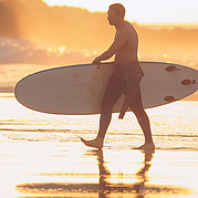 Surf lessen in de zonsondergang