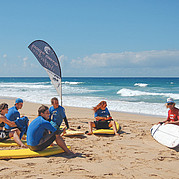 Surf instructeur Peter verklaart de surfplank