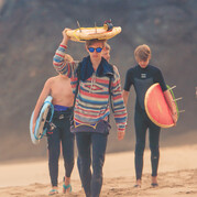 Gezin op het strand op weg om te surfen