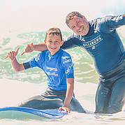 Vader en zoon in de familie surfcursus