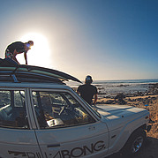 load surfplanken te surfen lessen uit het dak van de auto