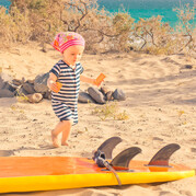 Kinderen op het strand tijdens de surfcursus
