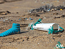 plastic fles in het zand
