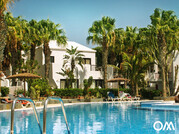 Zwembad van de surfcamp Bungalows