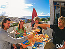 Surfcamp deelnemers hebben ontbijt op het balkon