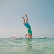 Kopstand op de SUP