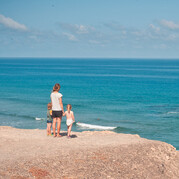 Gezin met jonge kinderen op het surfstrand